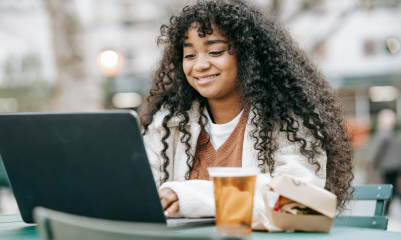 Vrouw aan het werk met een biertje